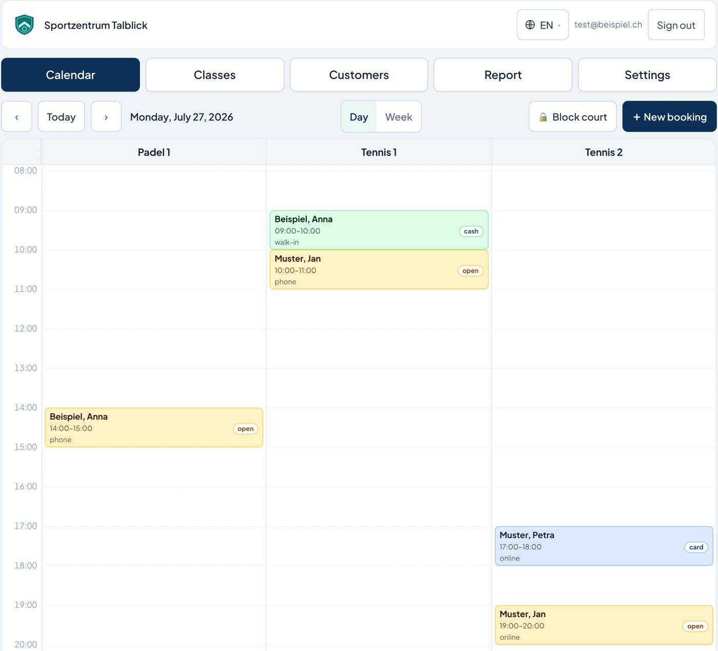 Day view of the calendar: several courts side by side, bookings colour-coded by payment status — open, paid in cash, paid by card.